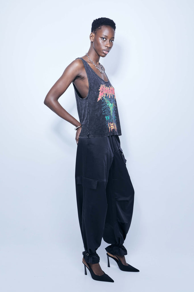 Tank top with a round neckline and washed armhole sleeves with a fade out effect. Combined contrast print on the front. Stitching detail on the back.