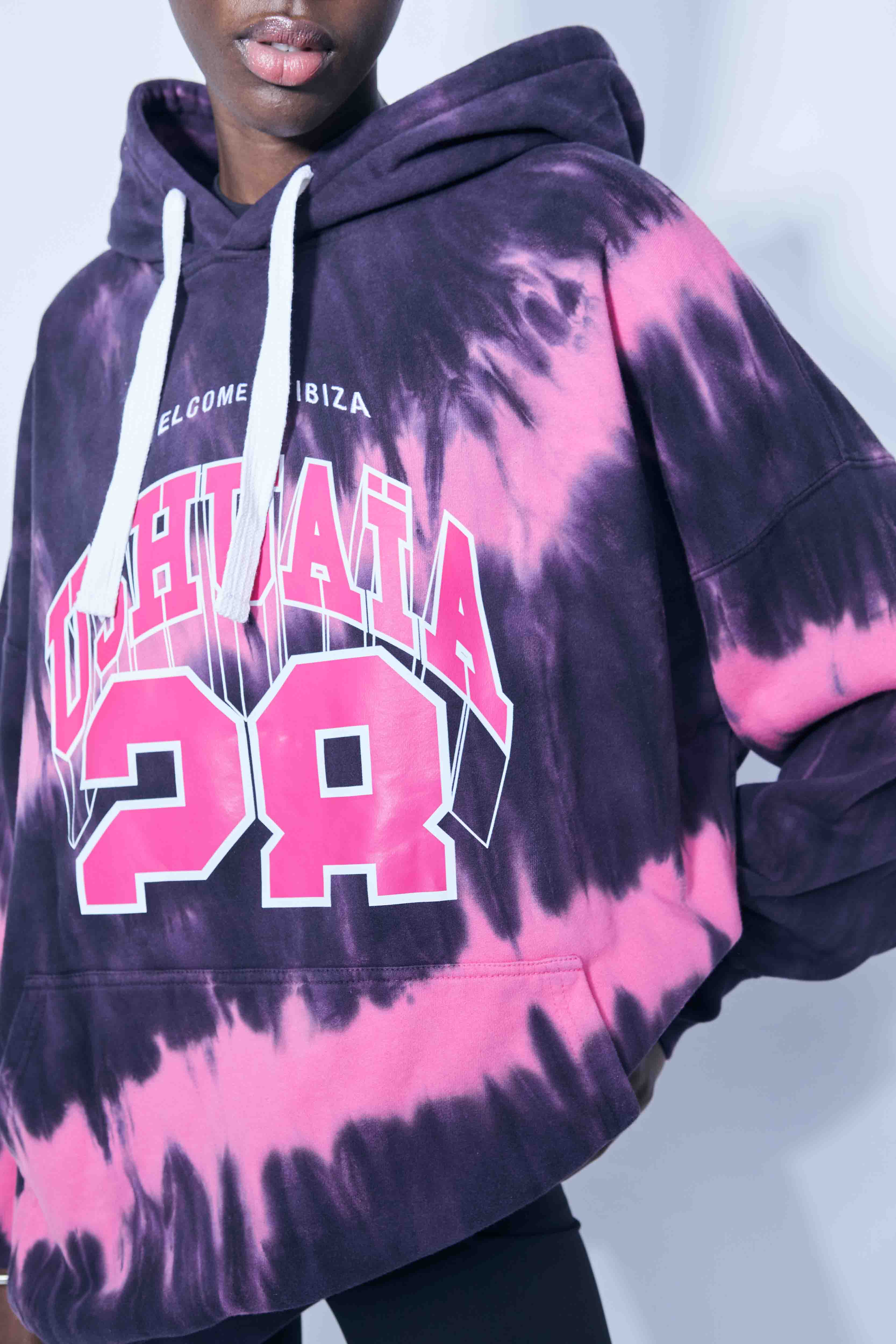 Washed long-sleeved hooded sweatshirt with tie-dye effect. Contrast combined print and embroidery detail on the front. Kangaroo pocket. Rib finishes.