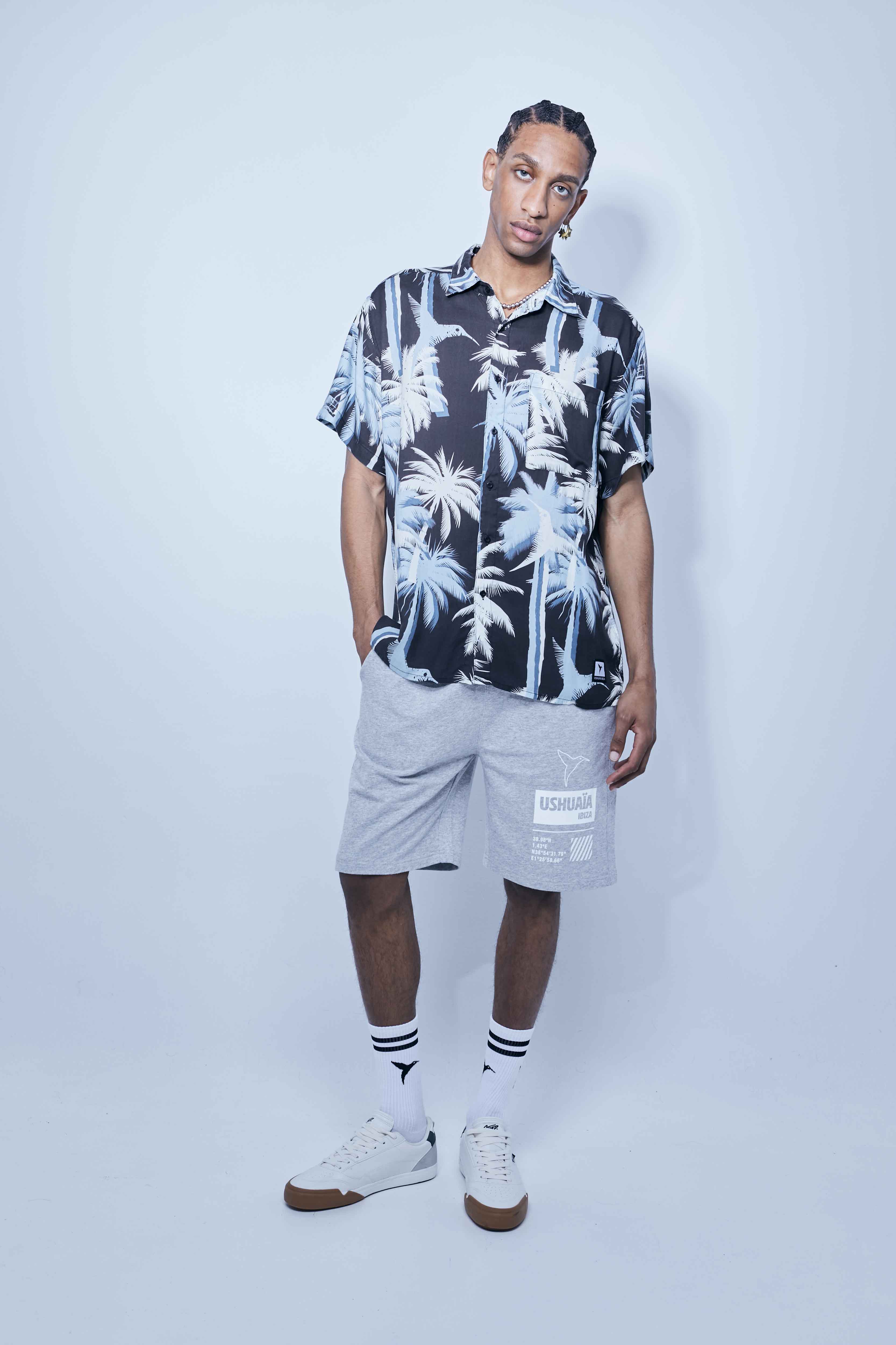 Bermuda jogger with adjustable waist with drawstring and print on the front. Side pockets.