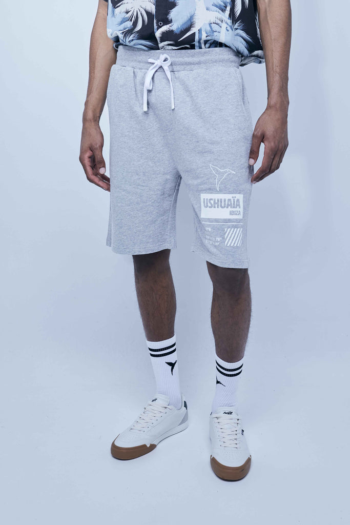 Bermuda jogger with adjustable waist with drawstring and print on the front. Side pockets.