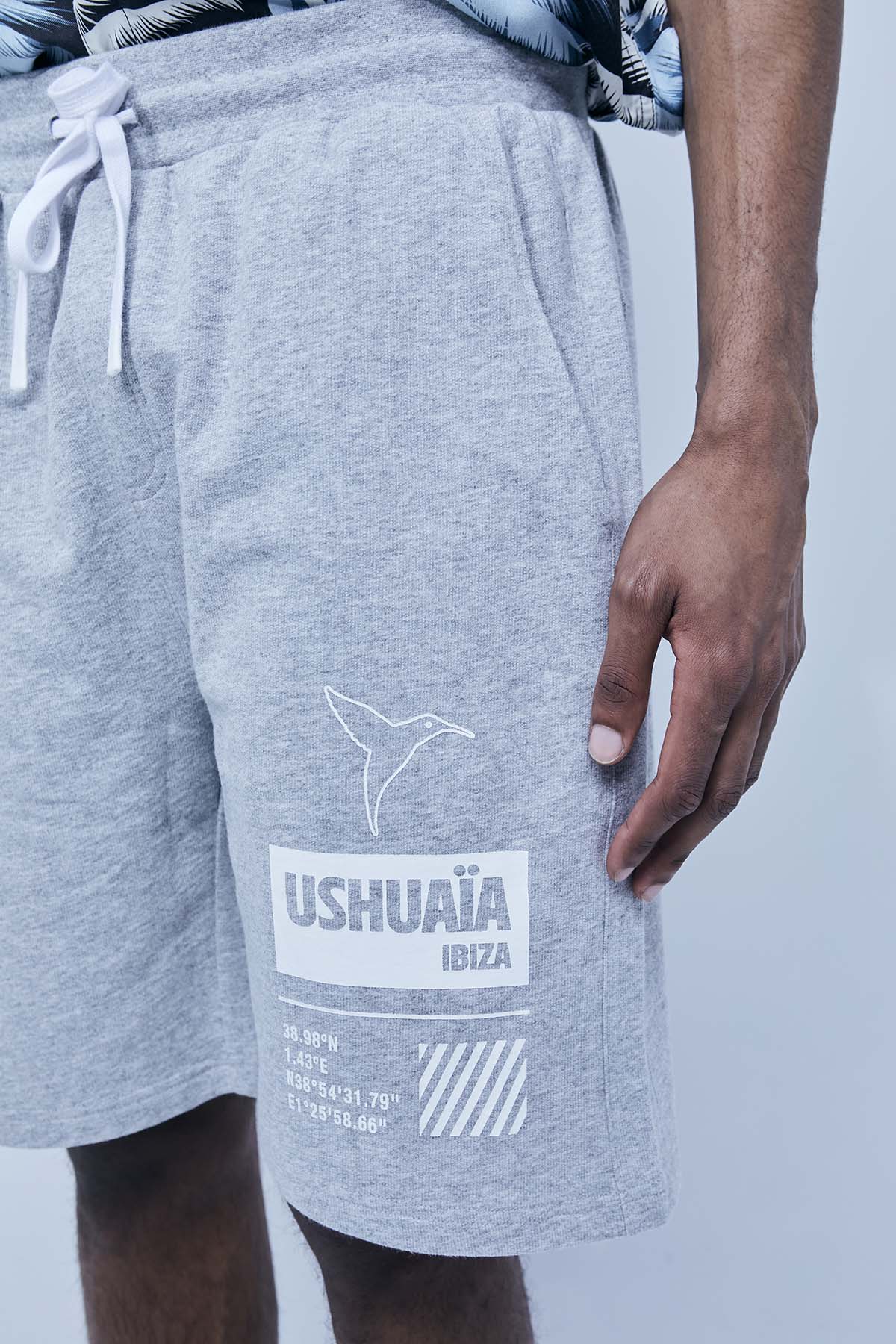 Bermuda jogger with adjustable waist with drawstring and print on the front. Side pockets.