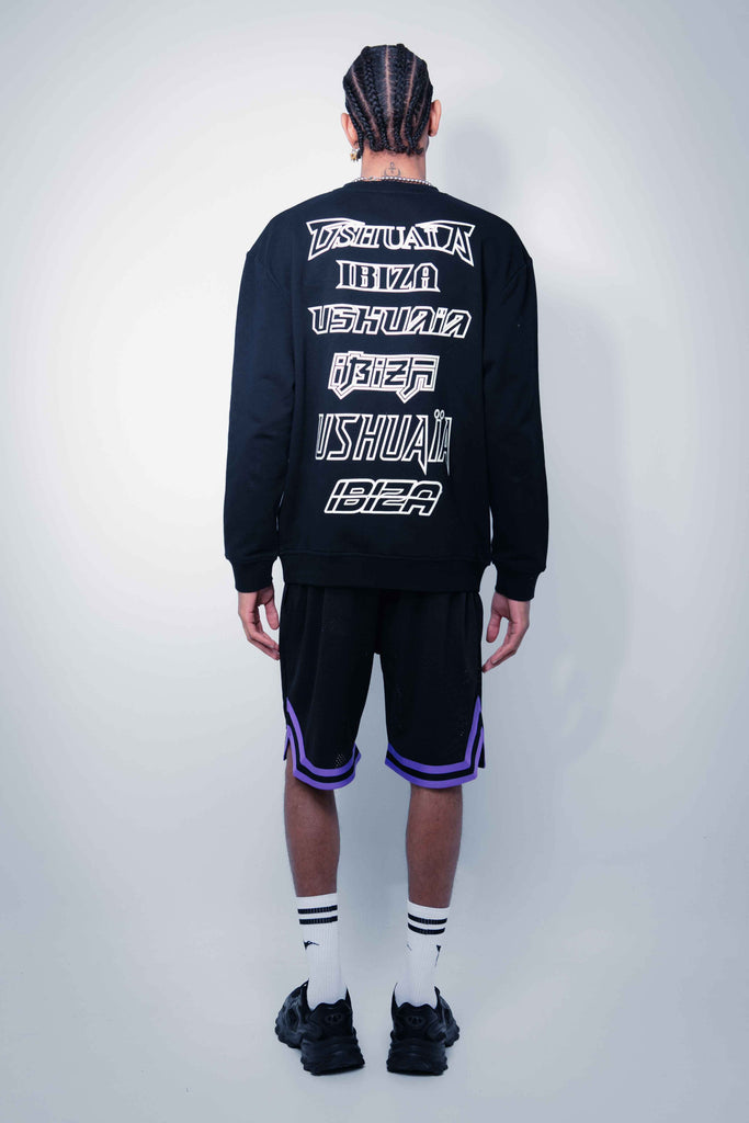 Oversized sweatshirt with round neck and long sleeves. Print detail on the front. Rib finishes.