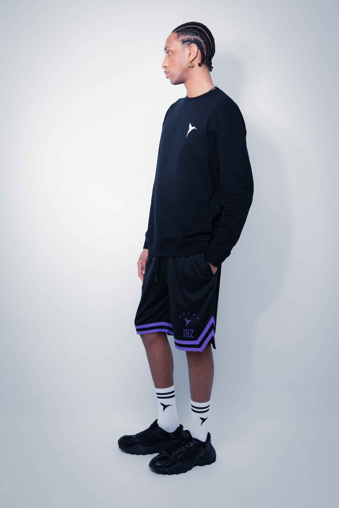 Oversized sweatshirt with round neck and long sleeves. Print detail on the front. Rib finishes.