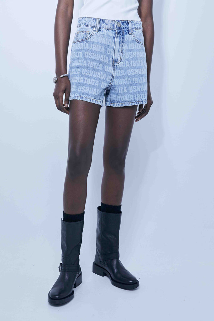 High-waisted denim shorts with pockets. Laser print effect. Front closure with zipper and metal button.