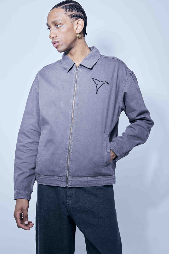 Jacket made of cotton denim. Lapel collar and long sleeves with button cuffs. Welt pockets on hips. Embroidery application on front and back. Front zipper closure