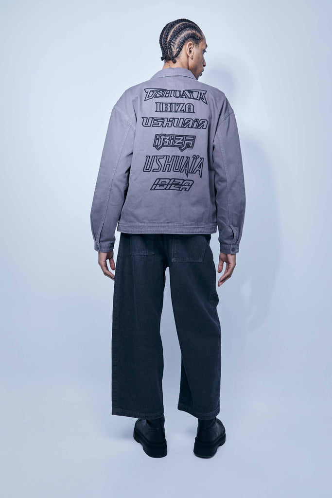 Jacket made of cotton denim. Lapel collar and long sleeves with button cuffs. Welt pockets on hips. Embroidery application on front and back. Front zipper closure