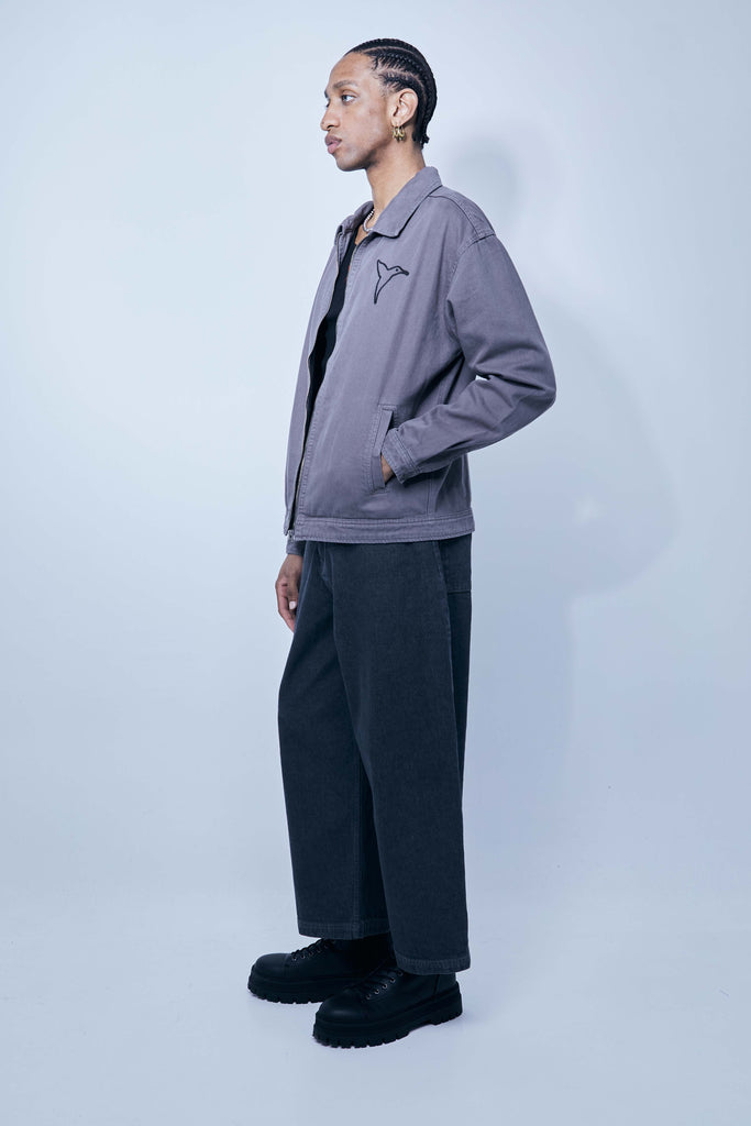 Jacket made of cotton denim. Lapel collar and long sleeves with button cuffs. Welt pockets on hips. Embroidery application on front and back. Front zipper closure