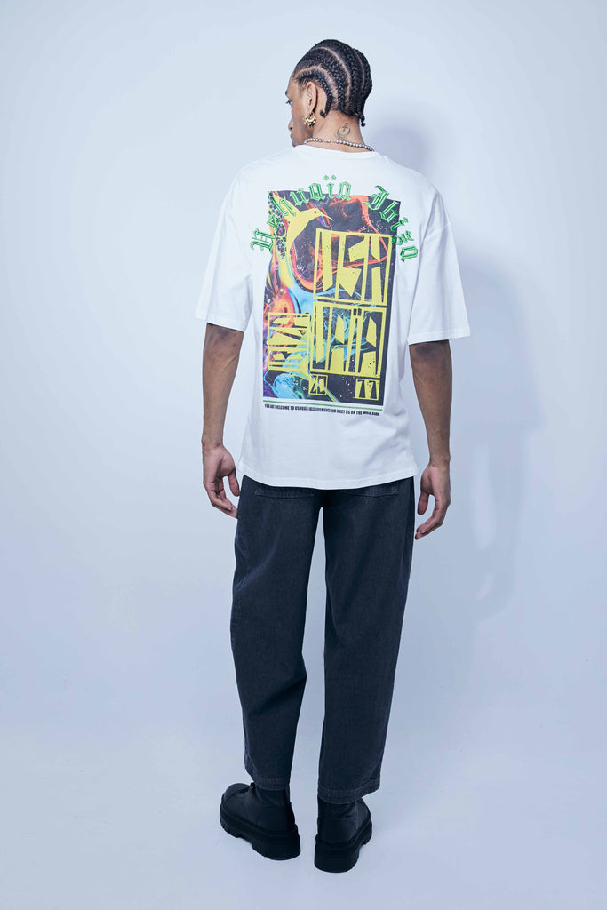 Oversized t-shirt with round neck and short sleeves. Contrasting combined print detail on the front and back with embroidery.