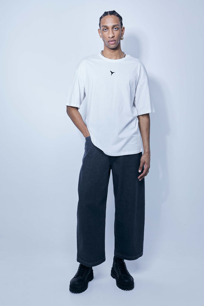 Oversized t-shirt with round neck and short sleeves. Contrasting combined print detail on the front and back with embroidery.