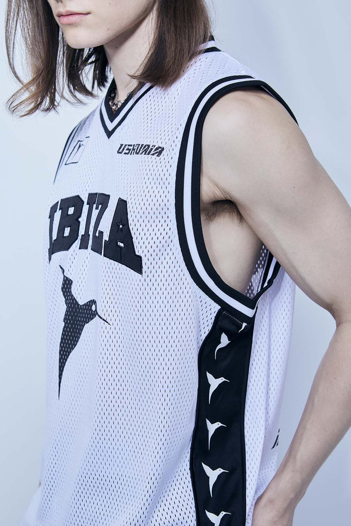 Basketball t-shirt made of mesh fabric, light and breathable. V-neck and armhole sleeves. Contrasting combined print detail on the front and back.  