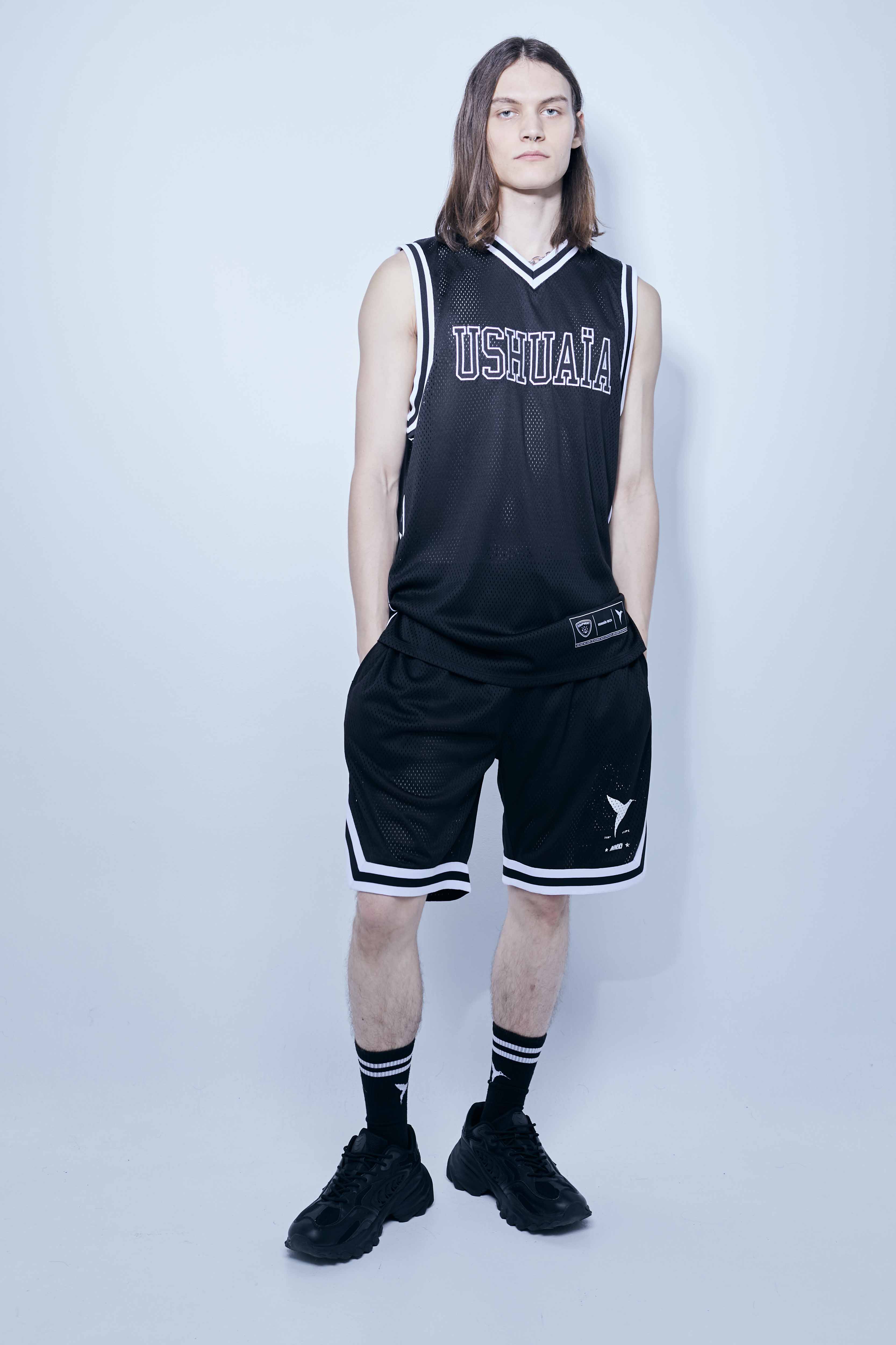 Basketball t-shirt made of mesh fabric, light and breathable. V-neck and armhole sleeves. Contrasting combined print detail on the front and back.  
