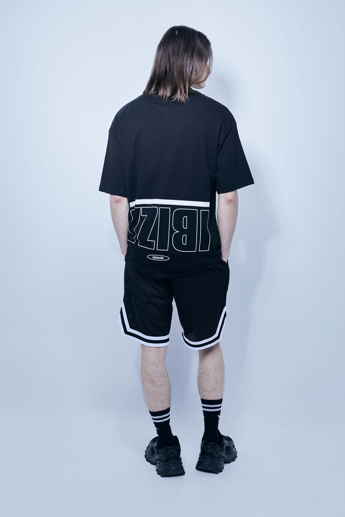 Wide Bermuda shorts made of mesh fabric with an open and elastic structure. Adjustable elastic waist inside. Laces with rubberized ends. Printing detail on the front. Side hip pockets.