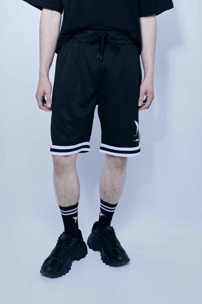 Wide Bermuda shorts made of mesh fabric with an open and elastic structure. Adjustable elastic waist inside. Laces with rubberized ends. Printing detail on the front. Side hip pockets.