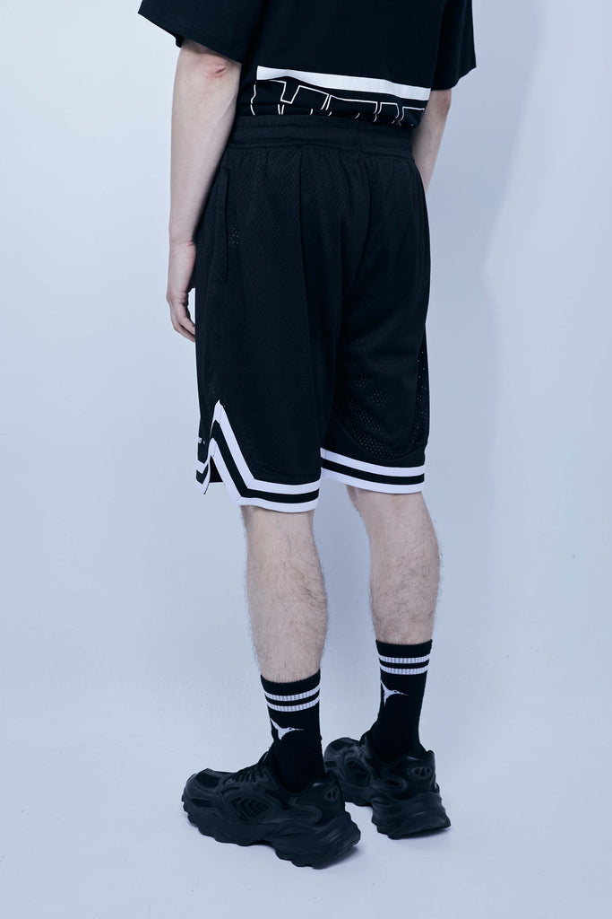 Wide Bermuda shorts made of mesh fabric with an open and elastic structure. Adjustable elastic waist inside. Laces with rubberized ends. Printing detail on the front. Side hip pockets.