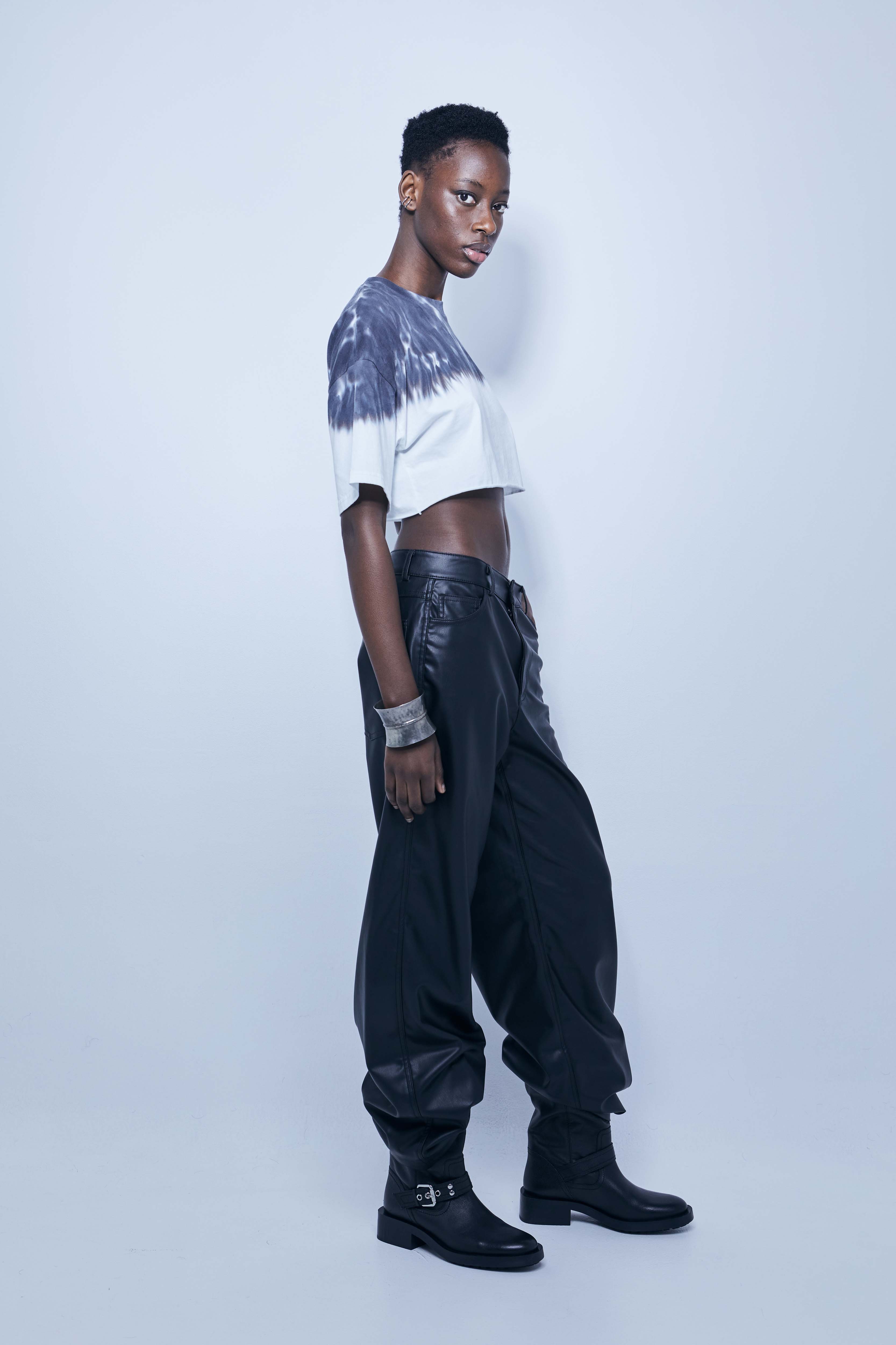 Black cropped T-shirt with tie-dye wash and contrast graphic details – Ushuaïa Ibiza streetwear style.