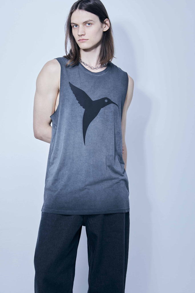 Round neck T-shirt with washed armhole sleeves with a fade out effect. Contrasting combined print detail on the front and bac