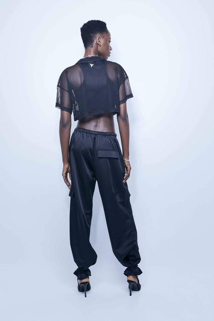 Cropped t-shirt with a round neck and short sleeves made of mesh fabric. Contrasting combined application detail on the front and back. 