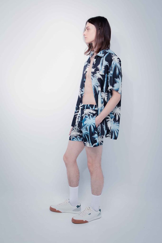 Swimsuit made of technical fabric. Adjustable elastic waist with drawstring. Side pockets, rubberized application detail on the front and patch pocket on the back. Inner lining. 