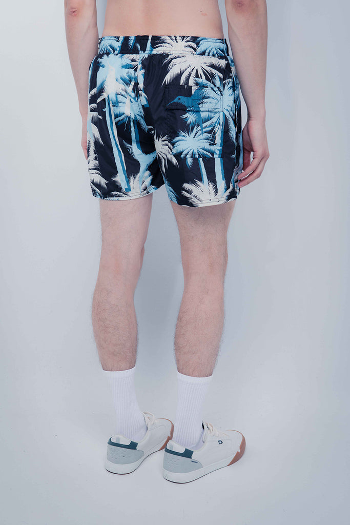 Swimsuit made of technical fabric. Adjustable elastic waist with drawstring. Side pockets, rubberized application detail on the front and patch pocket on the back. Inner lining. 