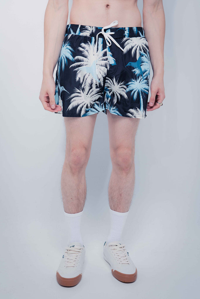 Swimsuit made of technical fabric. Adjustable elastic waist with drawstring. Side pockets, rubberized application detail on the front and patch pocket on the back. Inner lining. 