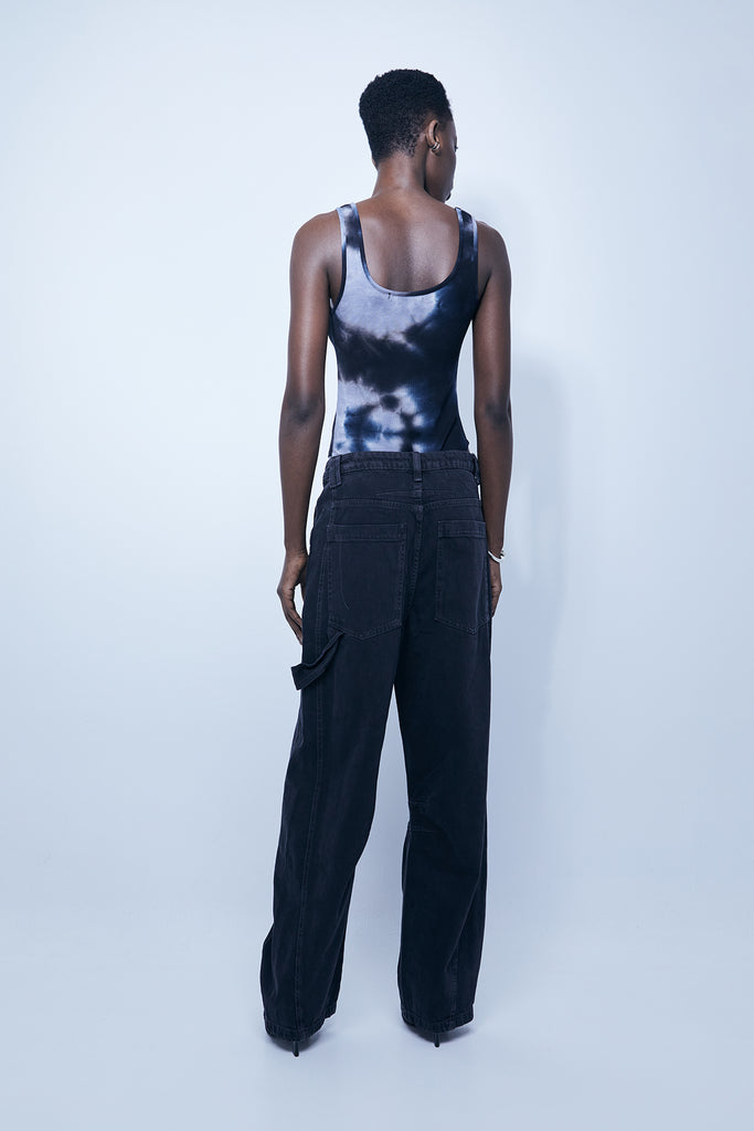 Washed rib bodysuit with tie-dye effect. Round neckline and straps. Embroidery detail on the front. Bottom closure with snap buttons.