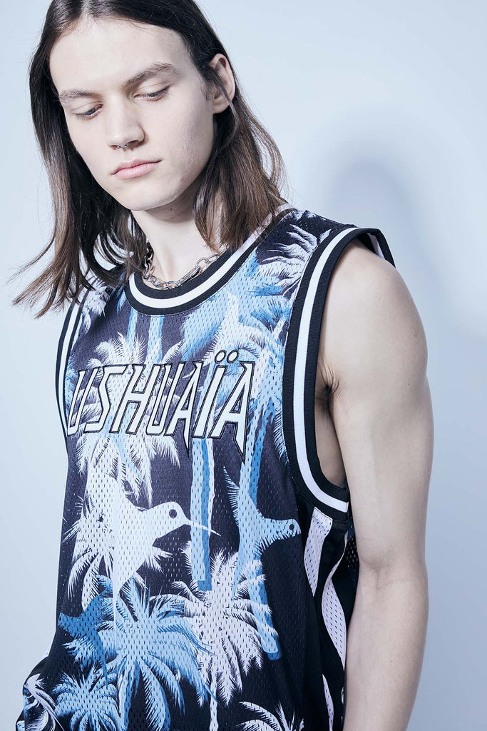 Basketball t-shirt made of mesh fabric, light and breathable. Round neck and armhole sleeves. Contrasting combined print detail on the front and back