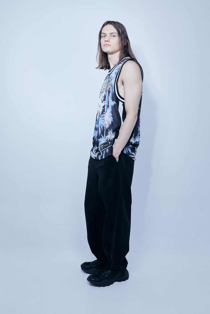 Basketball t-shirt made of mesh fabric, light and breathable. Round neck and armhole sleeves. Contrasting combined print detail on the front and back