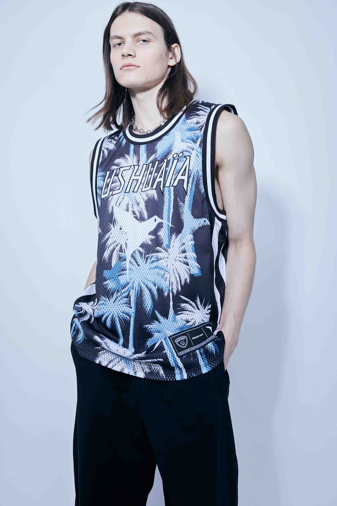 Basketball t-shirt made of mesh fabric, light and breathable. Round neck and armhole sleeves. Contrasting combined print detail on the front and back