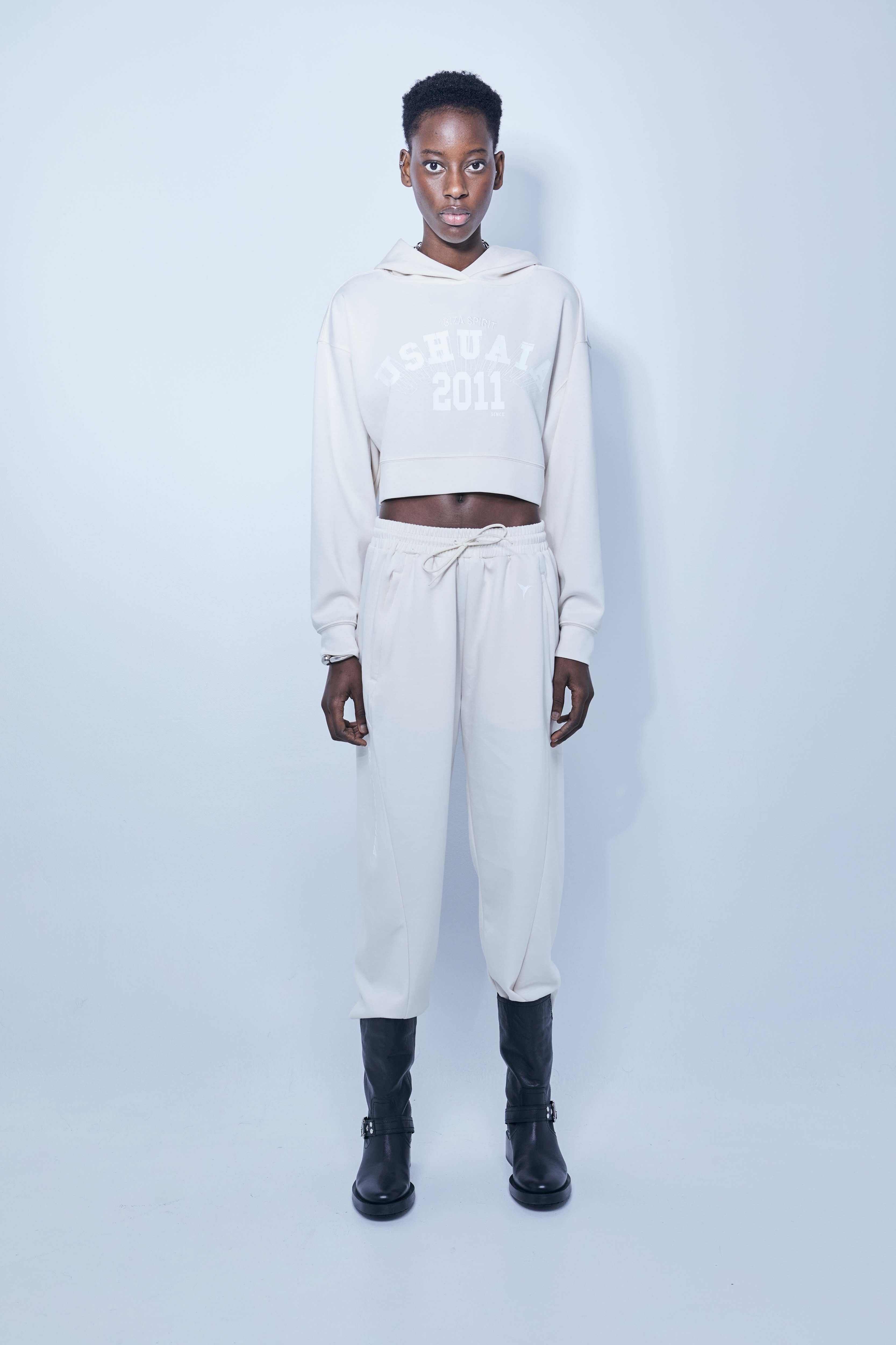 Pants with elastic waist with drawstring and integrated pockets. Hem finished with elastic cuff. Rubberized print detail on the front