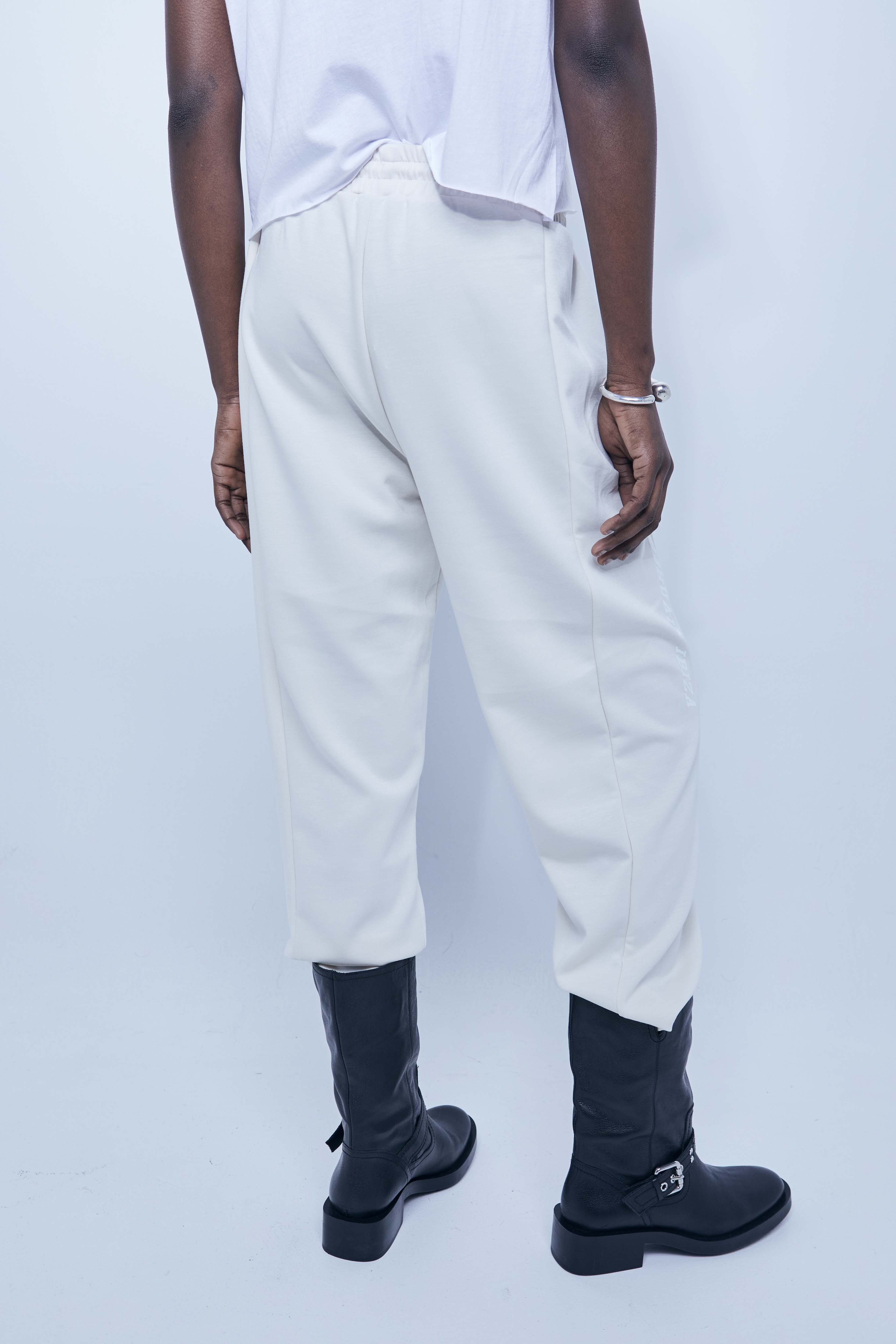 Pants with elastic waist with drawstring and integrated pockets. Hem finished with elastic cuff. Rubberized print detail on the front