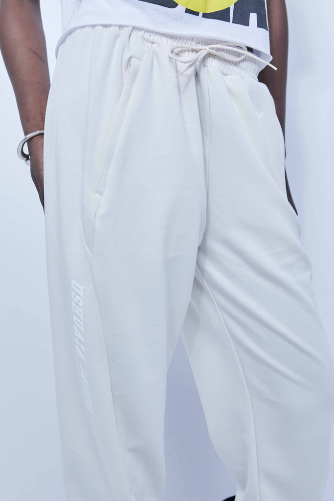 Pants with elastic waist with drawstring and integrated pockets. Hem finished with elastic cuff. Rubberized print detail on the front