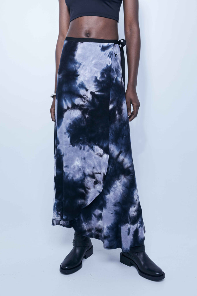 Wrap skirt in soft ribbed viscose with tie-dye effect. Embroidered detail on the front. Crossover design.