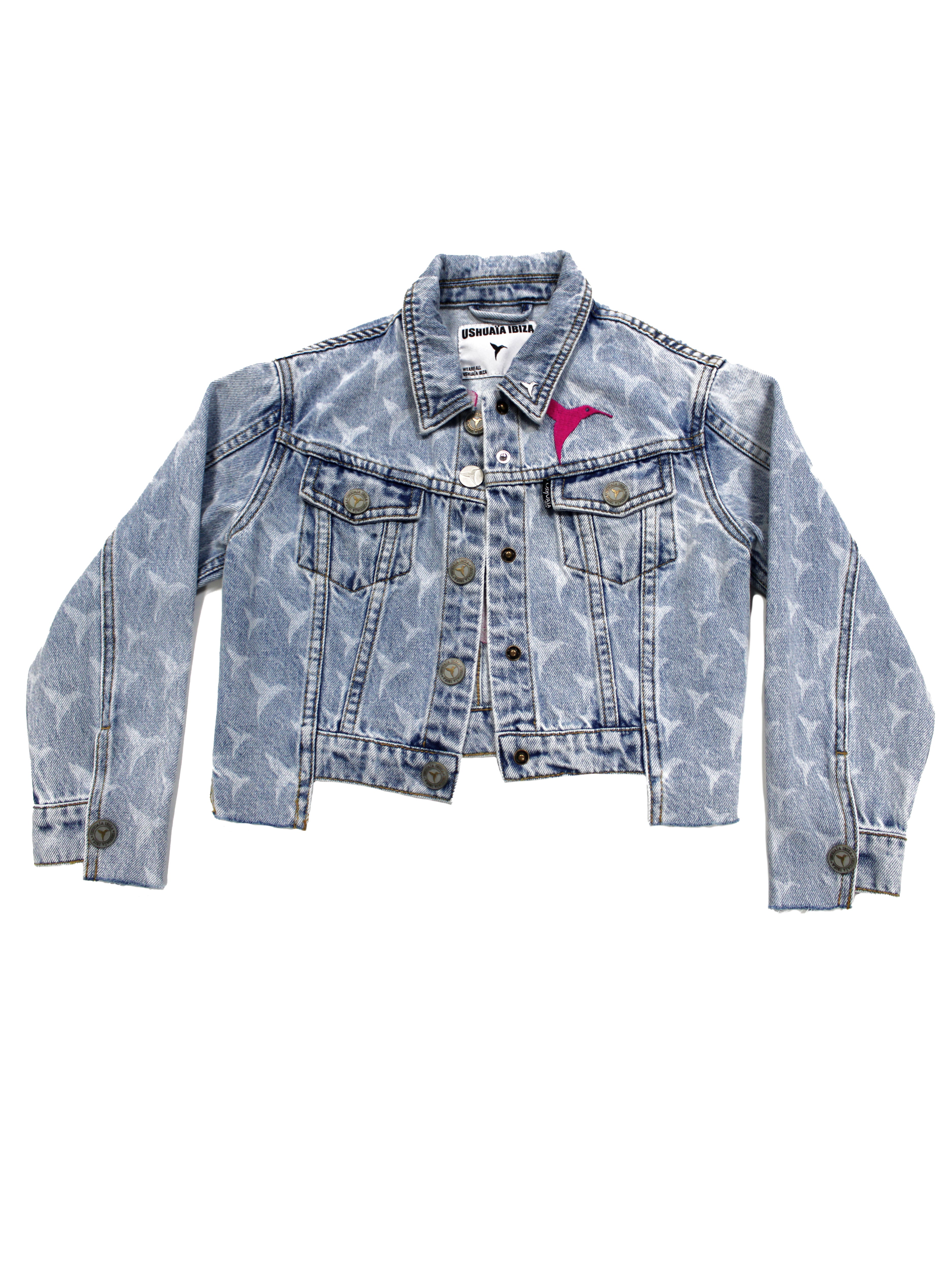 Jacket with a lapel collar and long sleeves with contrasting combined embroidery on the front and back. Laser print detail. Uneven hem with frayed ends. Front closure with snaps.