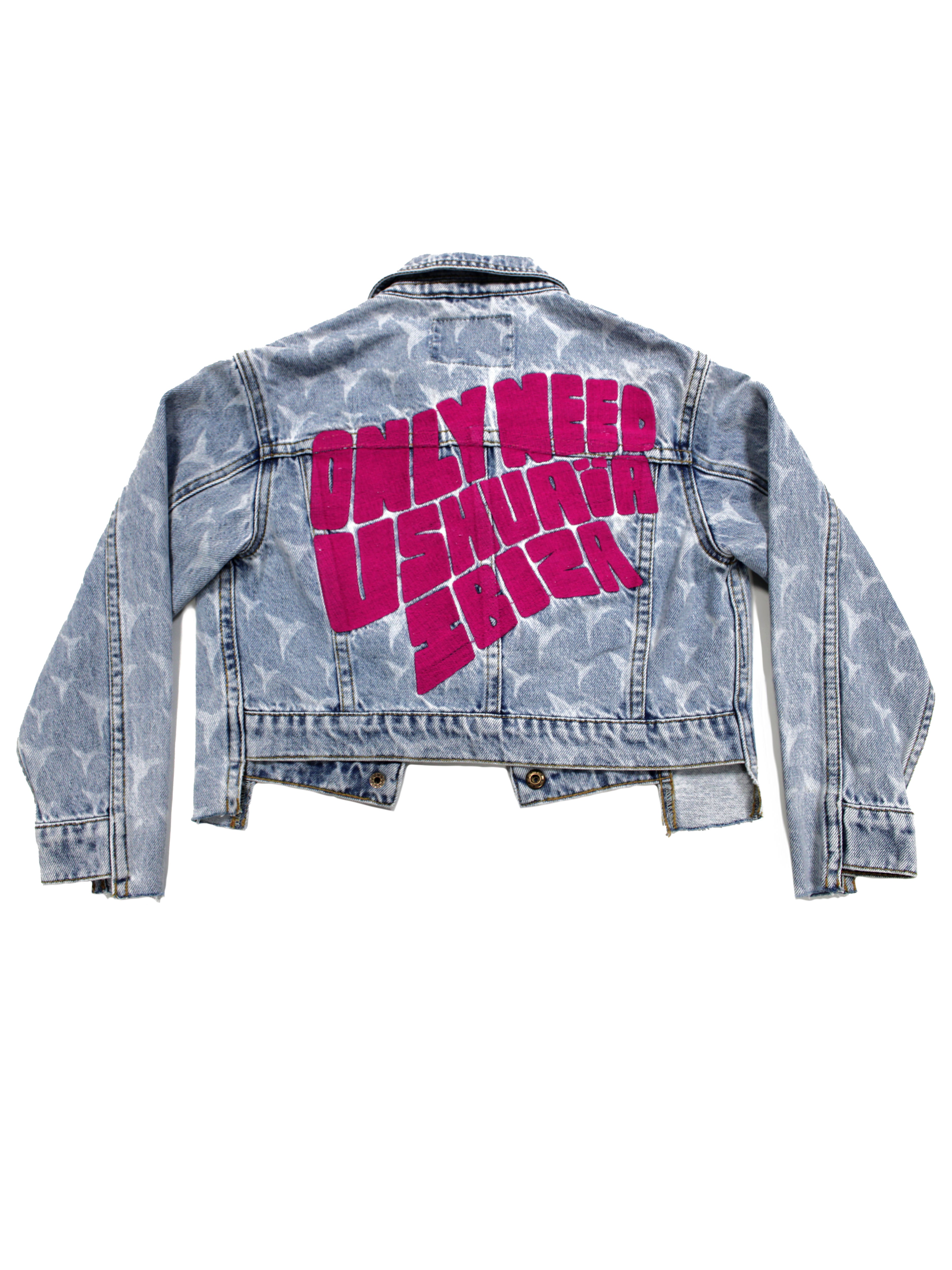 Jacket with a lapel collar and long sleeves with contrasting combined embroidery on the front and back. Laser print detail. Uneven hem with frayed ends. Front closure with snaps.