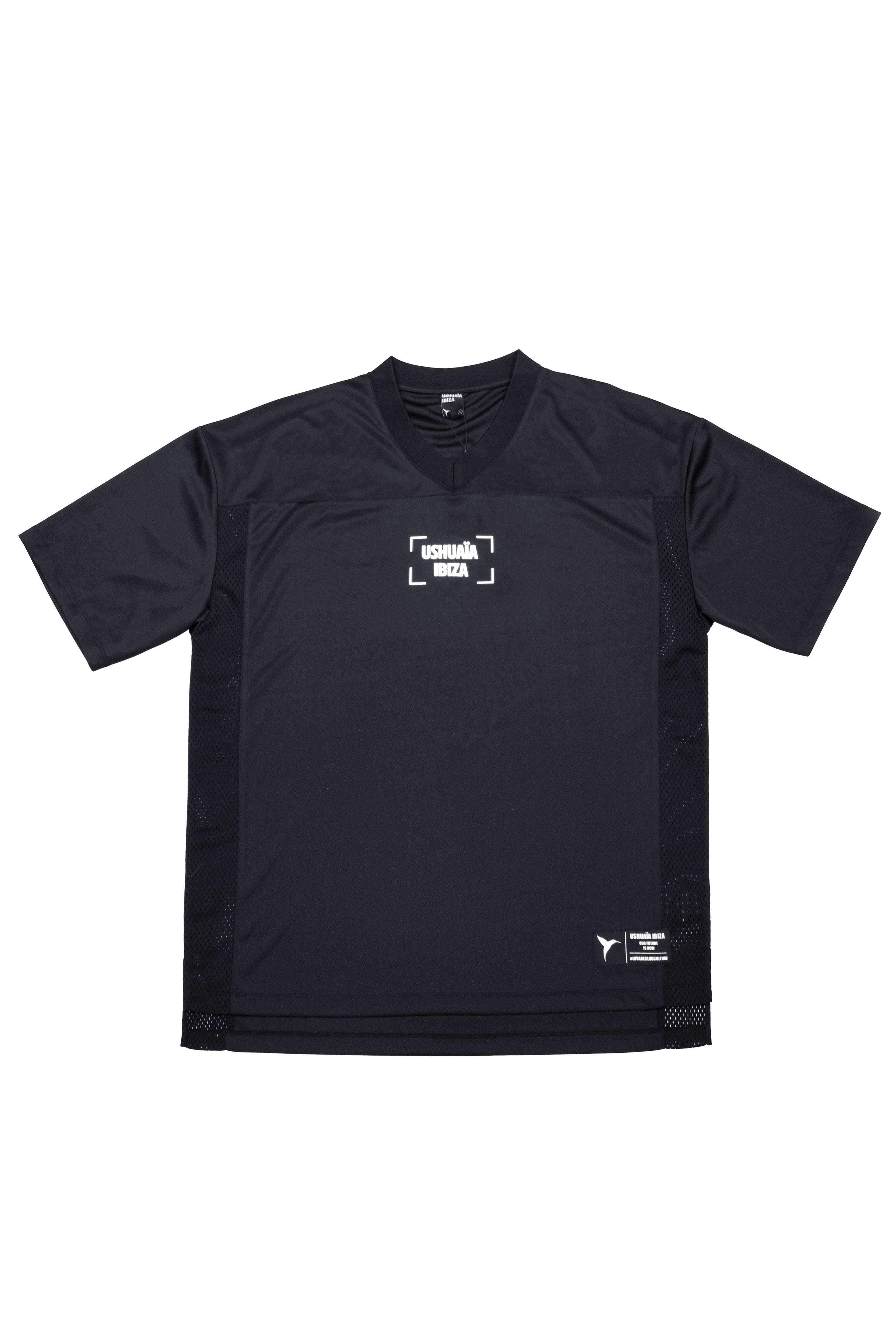Combined rugby style t-shirt made of technical fabric and mesh, light and breathable. V-neck and short sleeves. Combined reflective print detail on front and back. 