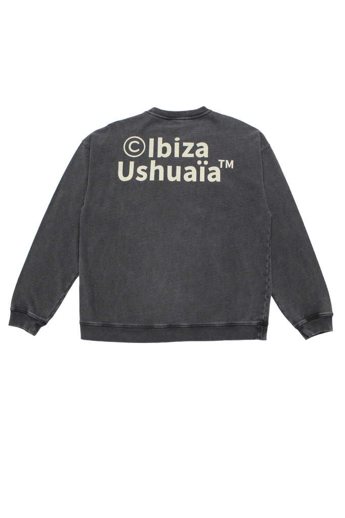 Oversized sweatshirt with round neck and long sleeves with enzyme wash and fade out. Contrast combined print detail on the front and back. Ribbed finishes