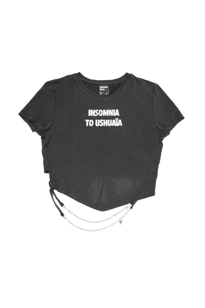 Cropped T-shirt with round neck and short sleeves. Contrasting gel print detail on the front. V-neck front and chain appliqué on the back.