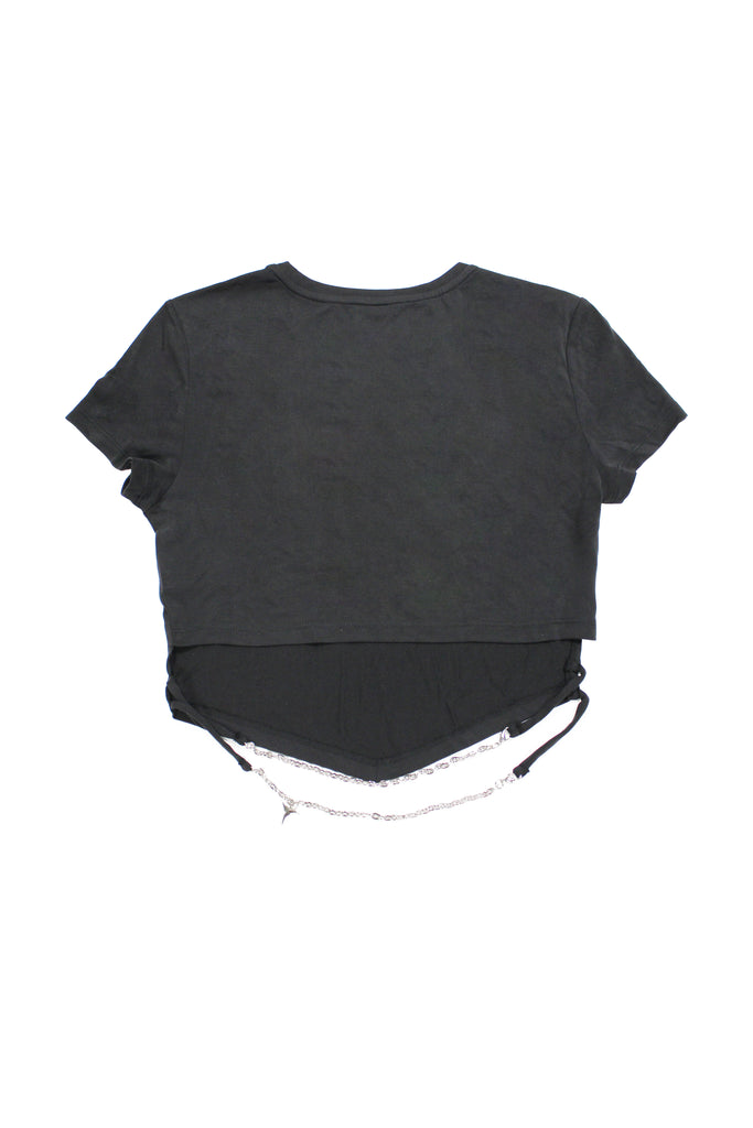 Cropped T-shirt with round neck and short sleeves. Contrasting gel print detail on the front. V-neck front and chain appliqué on the back.