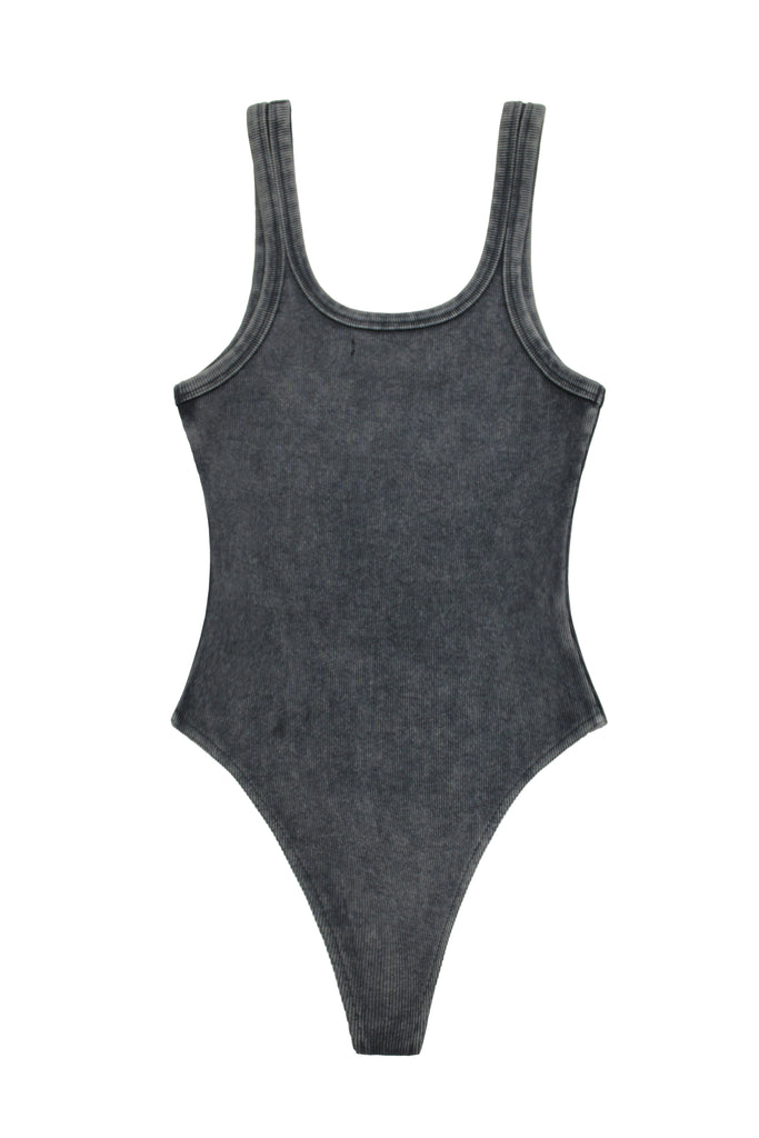 Bodysuit with round neckline and straps, washed with fade-out effect. Embroidery detail on the front. Adjustable hook closure at the bottom. 
 