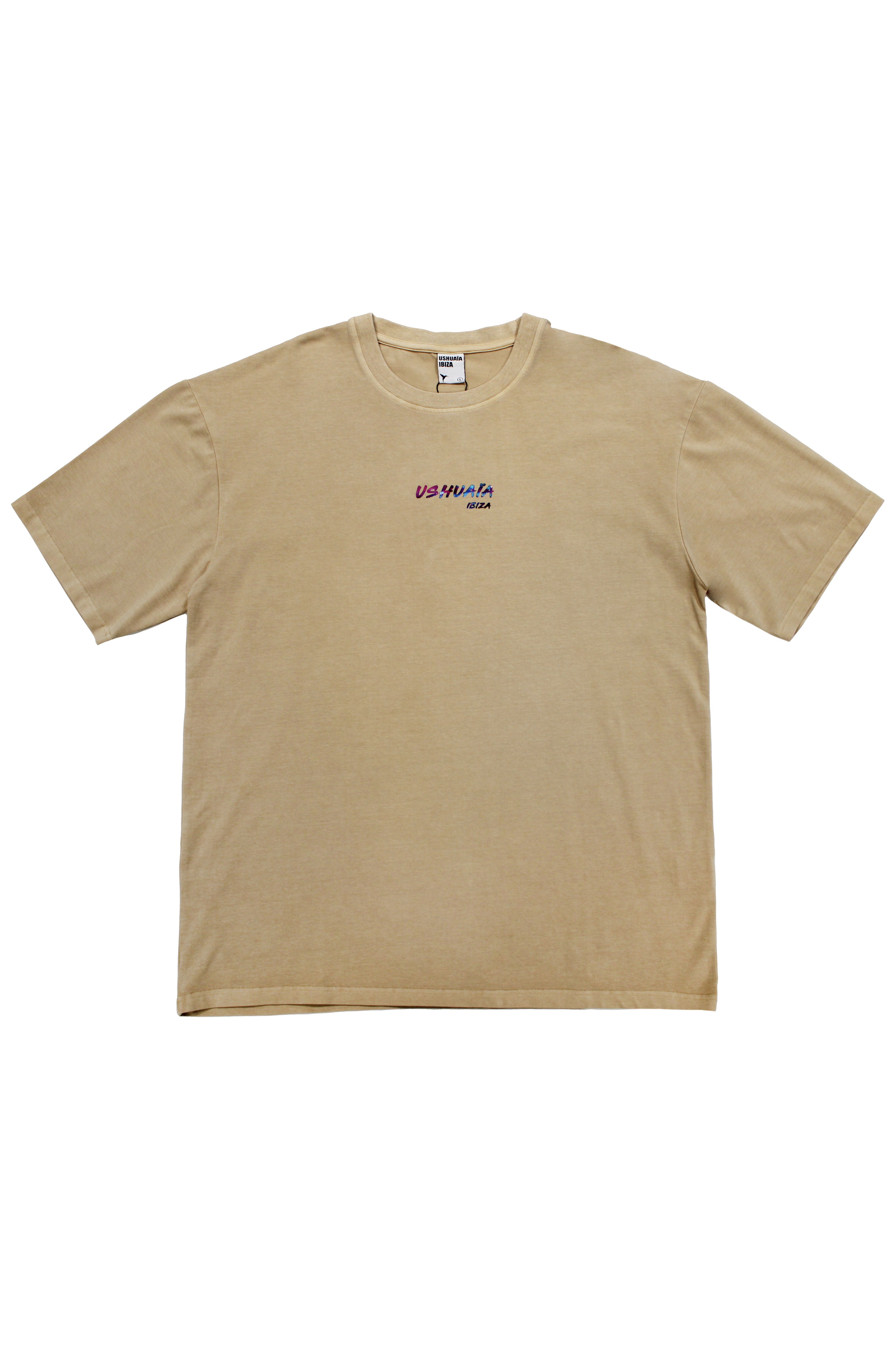 Oversized t-shirt with round neck and short sleeves. Contrast combined print detail on front and back.