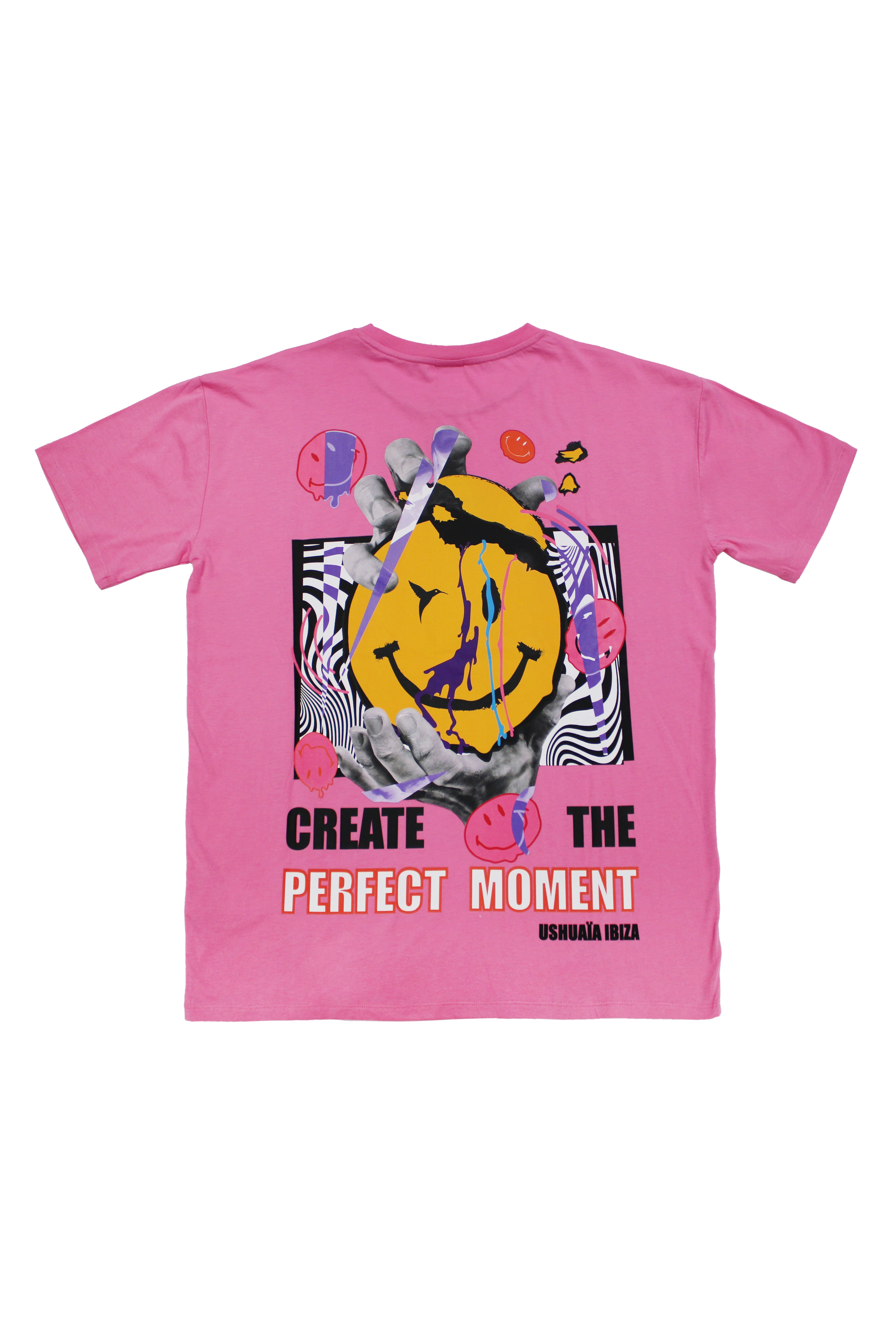 Bold pink oversized T-shirt with graphic print for a playful Ibiza vibe. Perfect for summer streetwear lovers. Shop now!