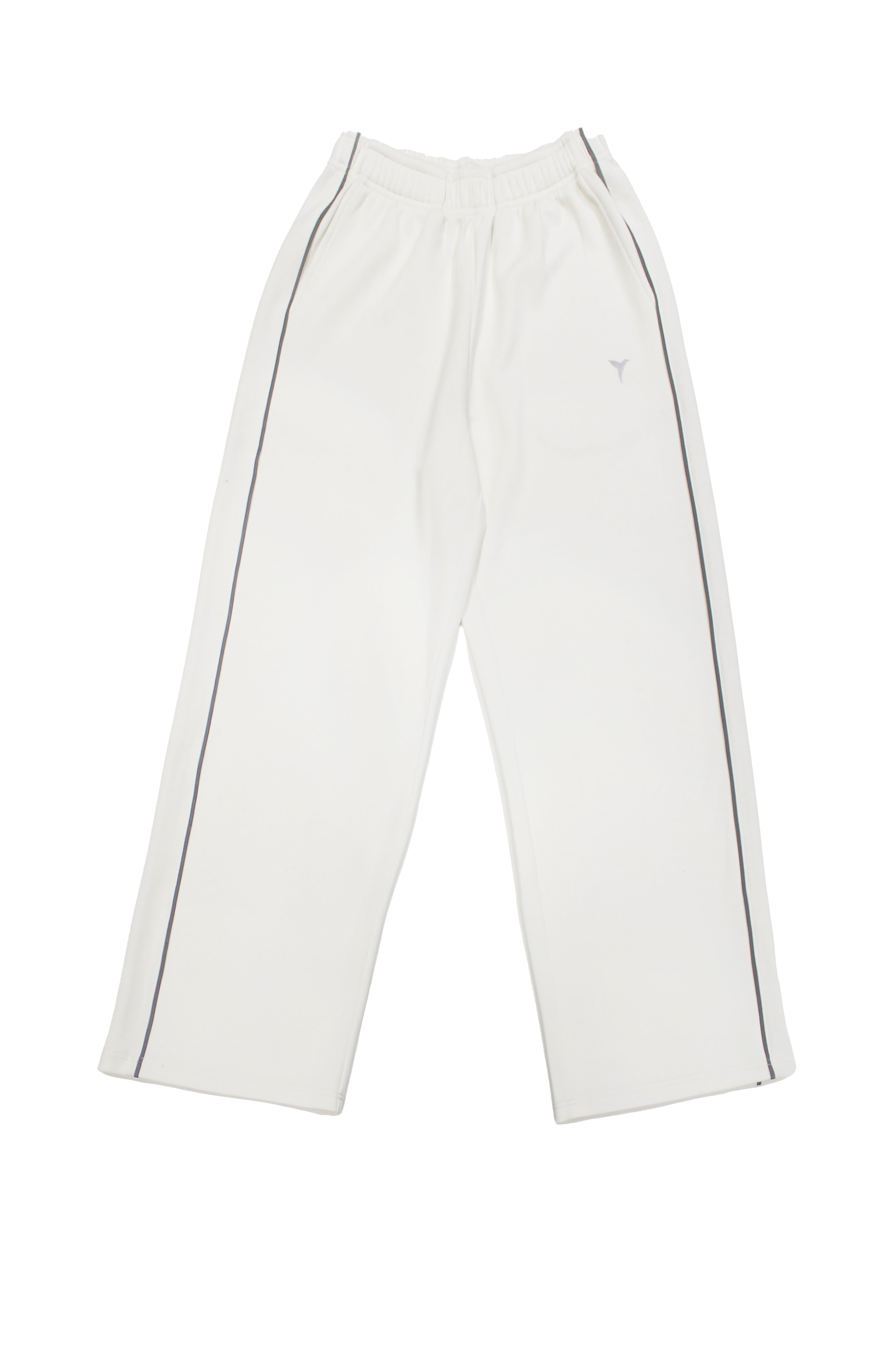 Jogger made of 100% cotton. Elastic waistband with adjustable drawstring, side pockets, and ribbed cuffs at the hem. Relaxed fit design.