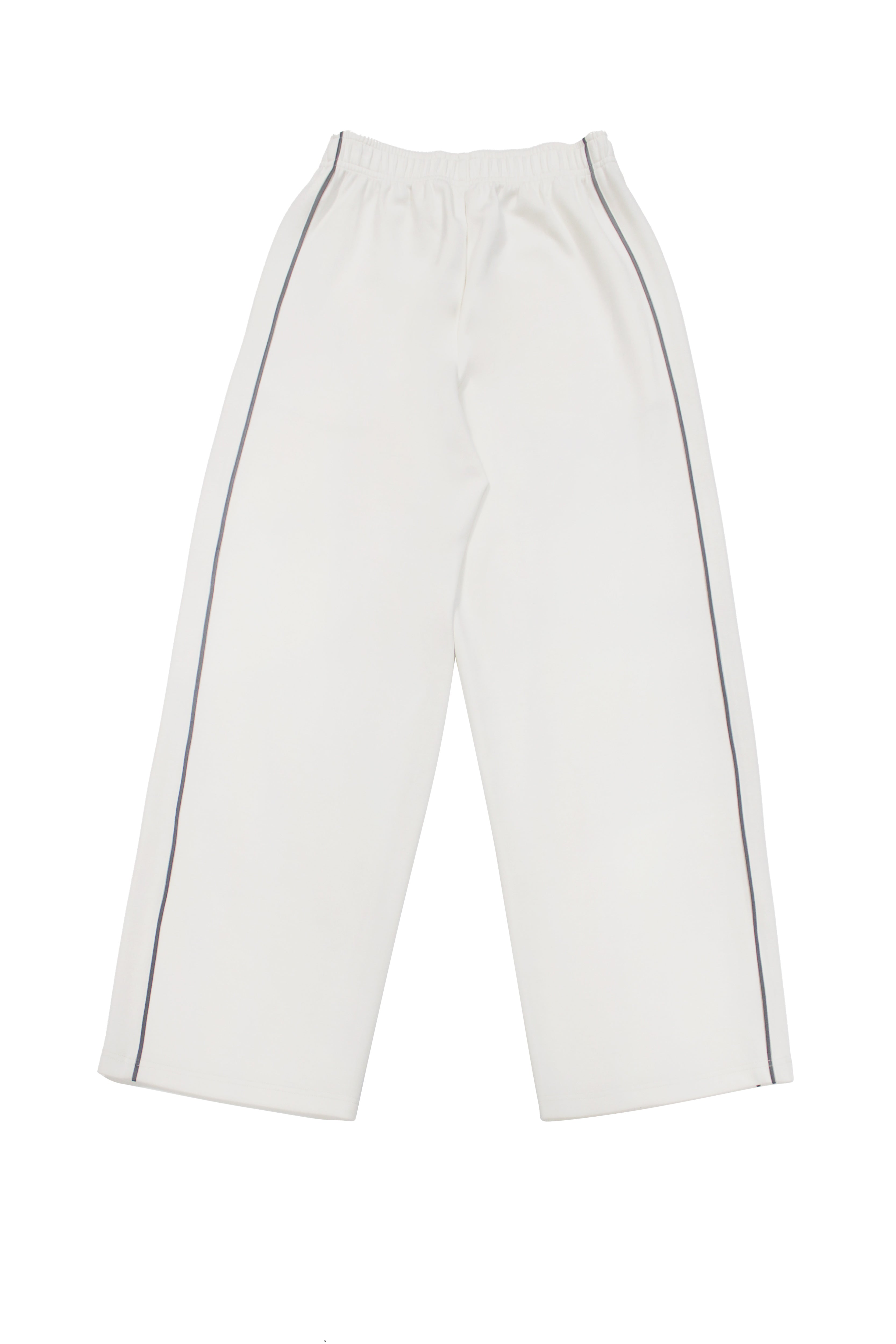 Jogger made of 100% cotton. Elastic waistband with adjustable drawstring, side pockets, and ribbed cuffs at the hem. Relaxed fit design.