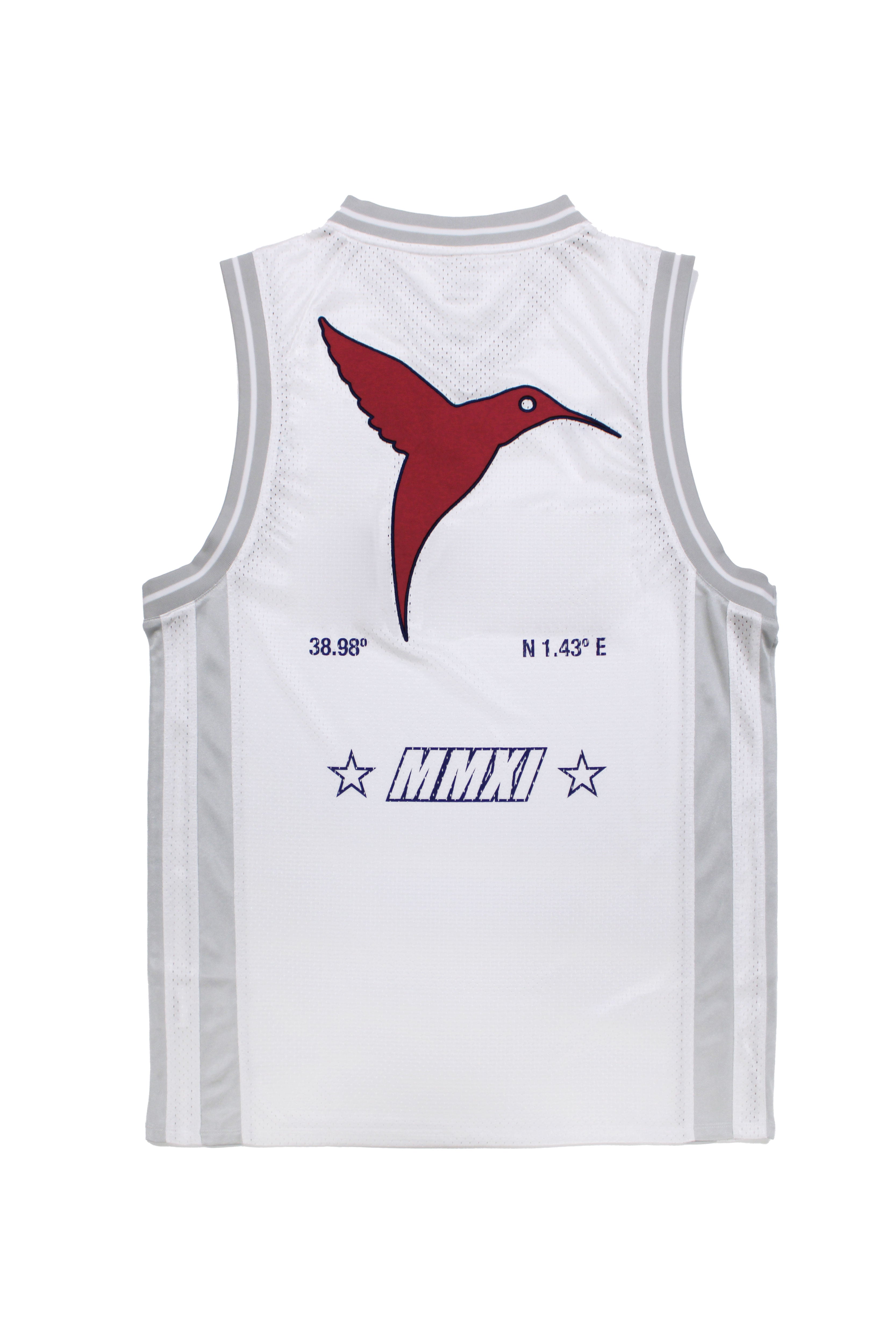 Basketball shirt made of mesh fabric, lightweight and breathable. Round neck and ribbed armhole sleeves. Contrast combined print and application detail on front and back. Patch on the front.