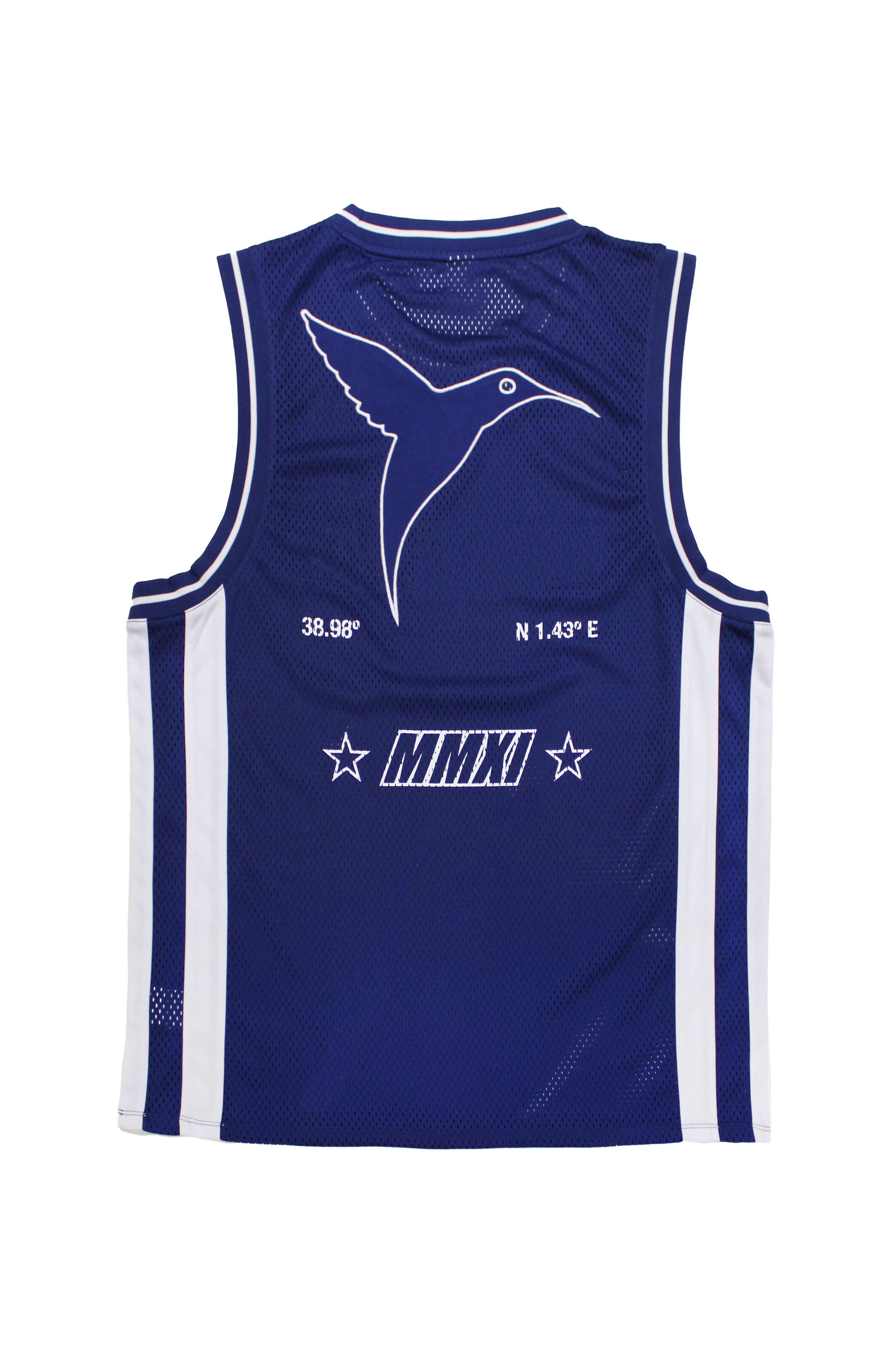 Basket shirt made of mesh fabric, lightweight and breathable. Round neck and ribbed armhole sleeves. Contrast combined print and application detail on front and back. Patch on the front.