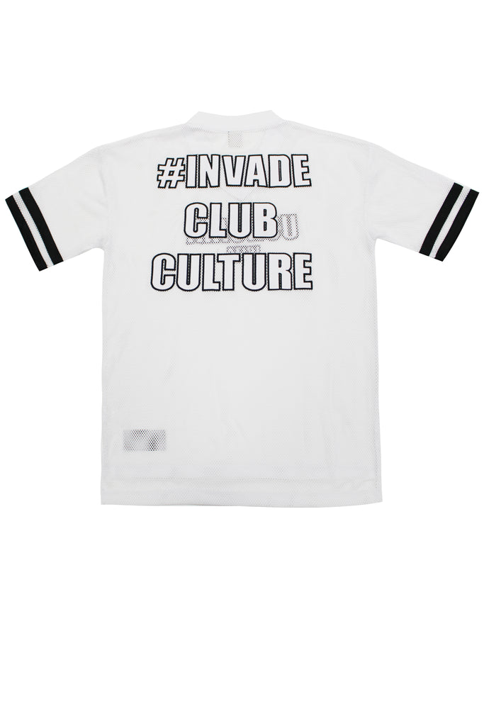 Rugby-inspired oversized T-shirt with jacquard detail for a bold streetwear look. Perfect for Ibiza summer vibes. Shop the trend now!