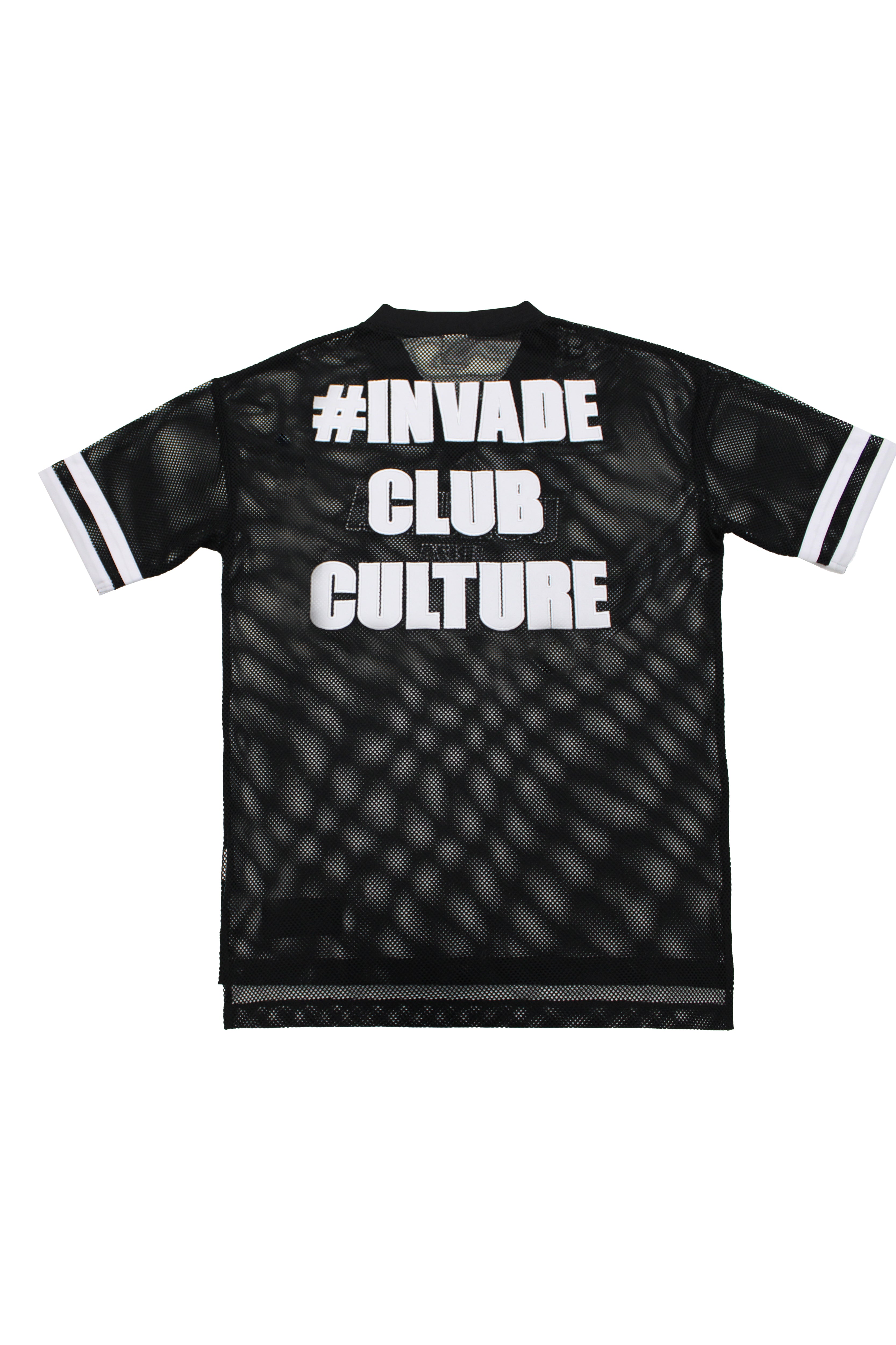 Ruby style t-shirt with V-neck and short sleeves made of mesh fabric, lightweight and breathable. Embroidered application detail combined with contrast on front and back. Patch on the front. 