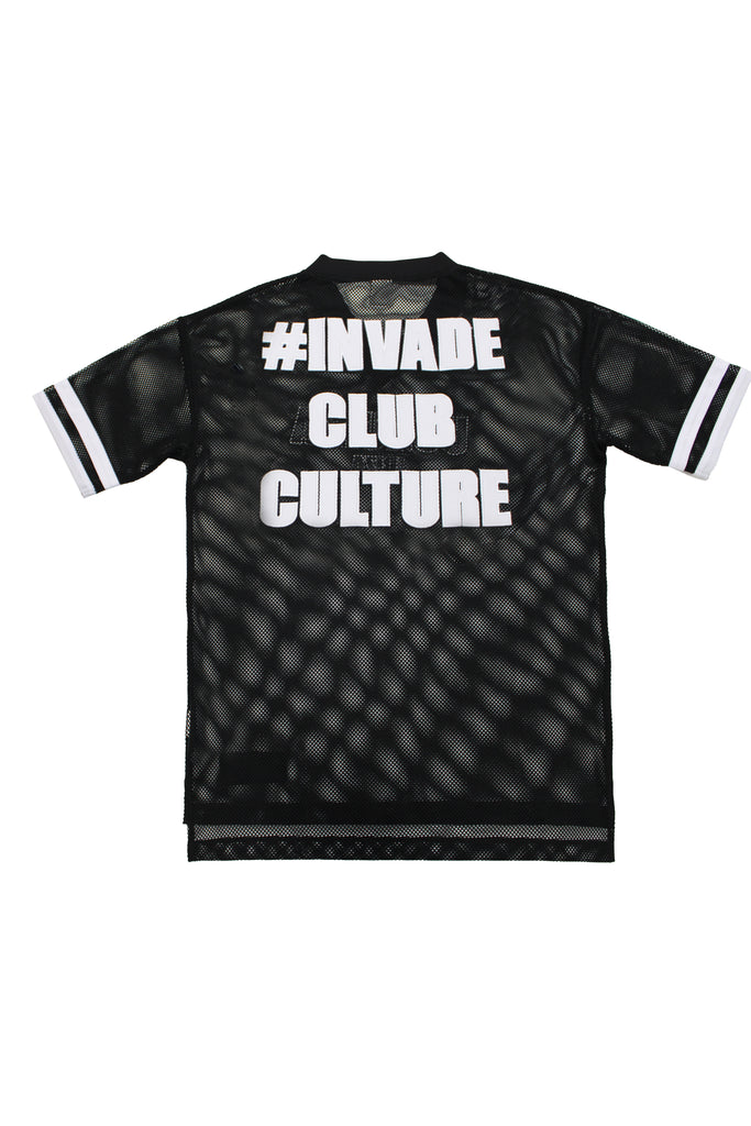 Ruby style t-shirt with V-neck and short sleeves made of mesh fabric, lightweight and breathable. Embroidered application detail combined with contrast on front and back. Patch on the front. 