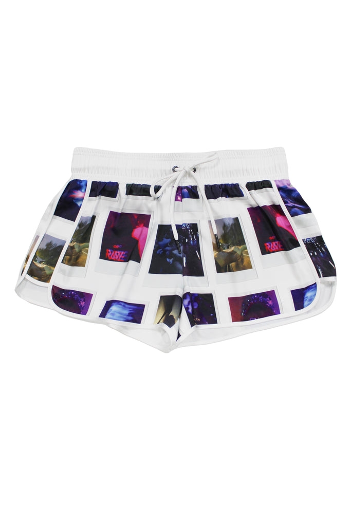 Printed surf-style shorts made of satin fabric. Adjustable waist with drawstring. Decorative flap pocket detail with embroidery on the back.
 