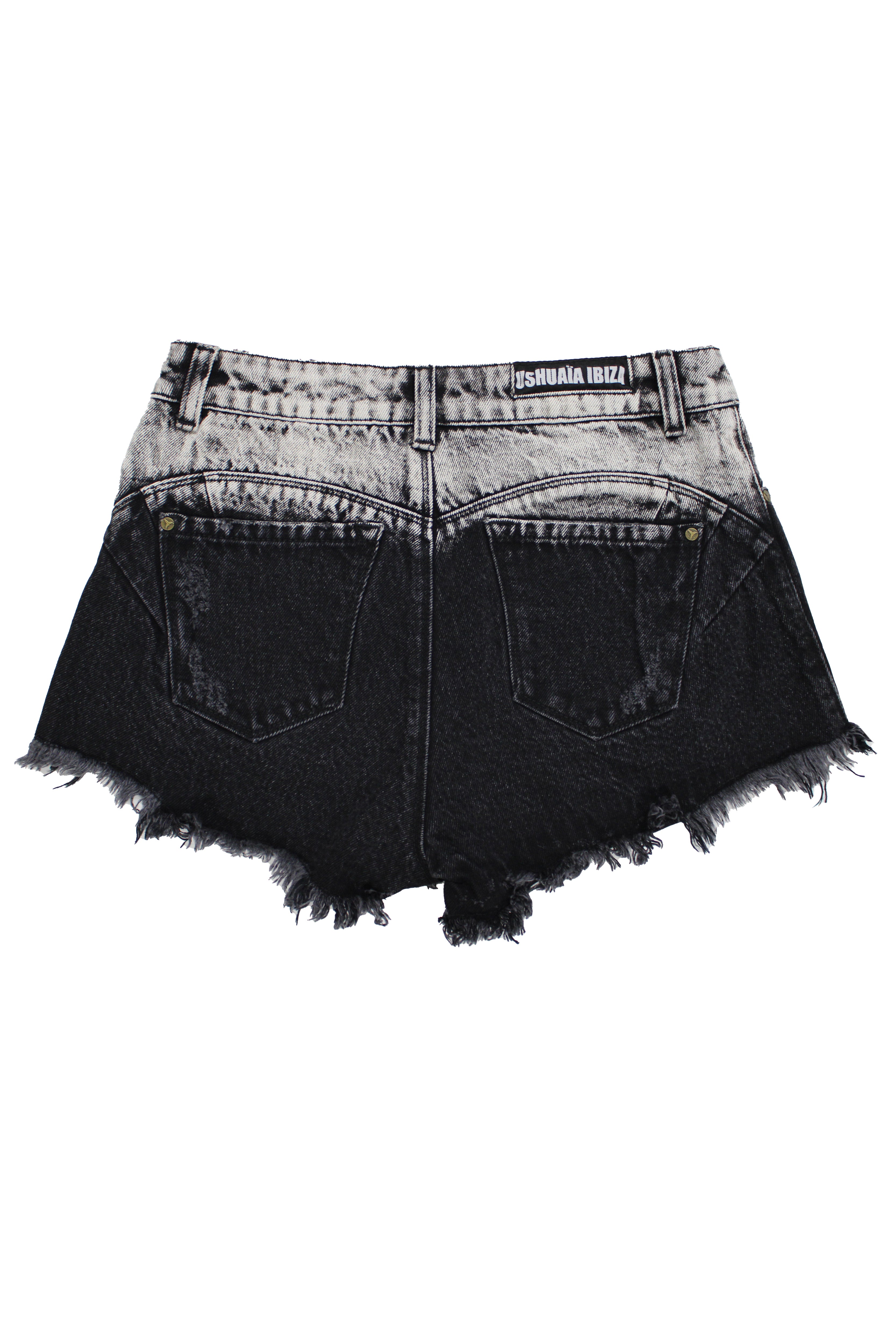 Denim shorts with tie-dye washed pockets. Label detail on the back. Frayed finish. Front closure with zipper and metallic button